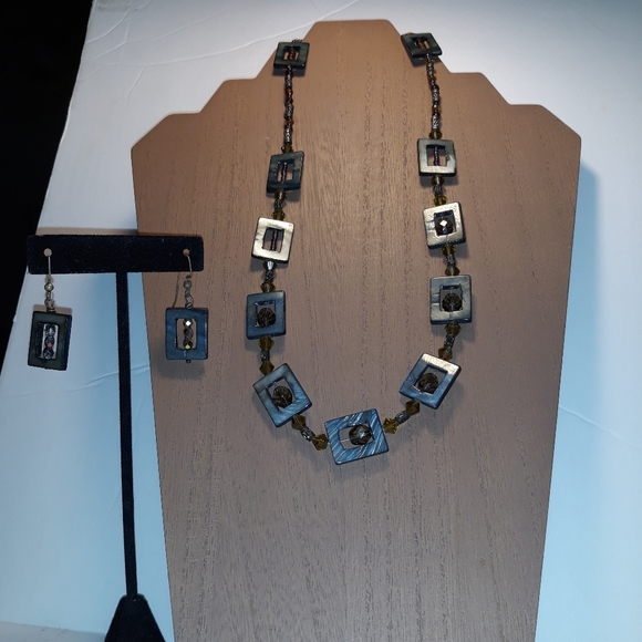 Genuine MoP Hand crafted necklace and earrings set - Picture 9 of 15